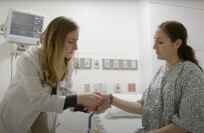 Кодирование Аквилонг в Сарапуле Врач держит пациентку за руку